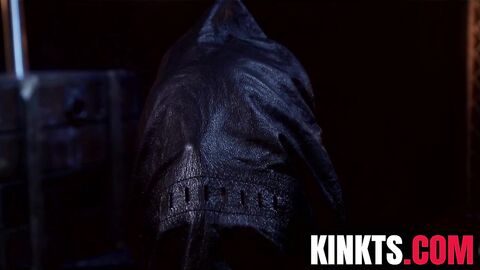 Redhead Chelsea Marie bangs the pinkish pussy of curvy Bella Rossi