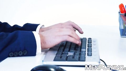 Muscular Manuel Skye seduces and breeds his colleague Craig Marks