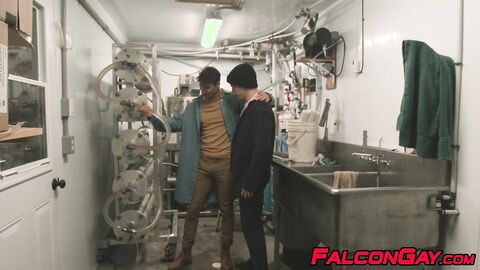 Skyy Knox dominates fit twink Maverick Sun in intense session