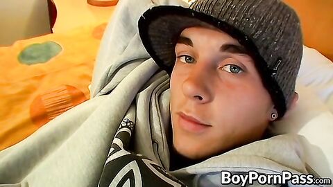 Sexy butt muncher Kelly Cooper grabs his schlong and wanks