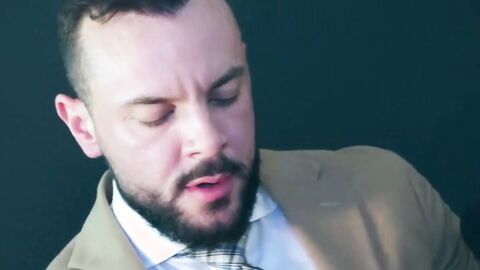 Mega hung Sir Peter spreads Alan Vicenzo ass wide and pounds him