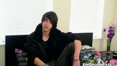 Amateur emo Tommy May stroking it nicely until creamy climax