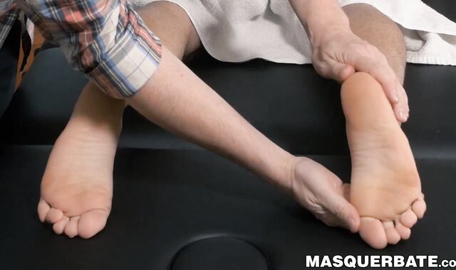 Bearded Zack Lemec given horny massage and swift handjobs
