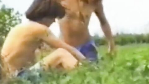 Twink Handjob auf der Wiese