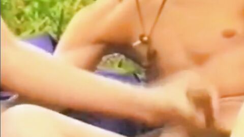 Twink Handjob auf der Wiese