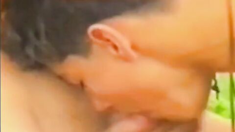 Twink Handjob auf der Wiese