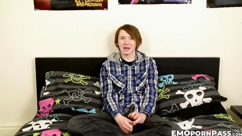 Alluring emo Jack Halliwell jacking his big dick well to jizz out