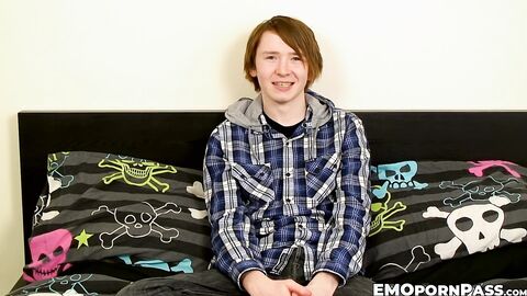 Alluring emo Jack Halliwell jacking his big dick well to jizz out