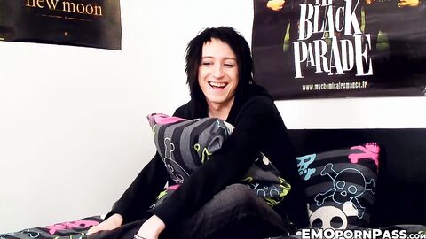 Tattooed emo Mylo Fox using hands and sex toys to make himself cum