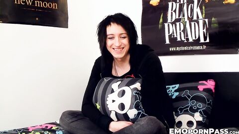 Tattooed emo Mylo Fox using hands and sex toys to make himself cum