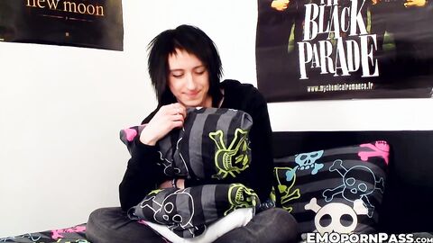 Tattooed emo Mylo Fox using hands and sex toys to make himself cum