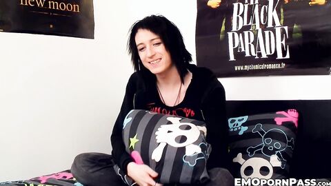 Tattooed emo Mylo Fox using hands and sex toys to make himself cum