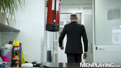 Coworkers Guillaume Wayne and Malek Tobias ass breed in toilet