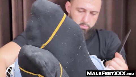 MaleFeetXXX.com - Bearded Maui shows off his sweaty size thirteen feet in a solo sess