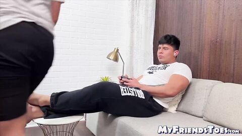 Bulky Caleb let horny Dan Edwards sucked and sucked his perfect size twelve feet