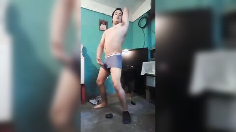 Jesus en boxer jalandose el pene avienta semen #1
