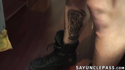 Leonel Russell showers creamy jizz all over perv cadet Bautista Nores