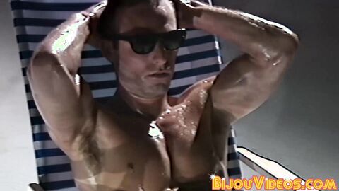 Very buffed Brian Summers gets wet and wild while jerking his white cock