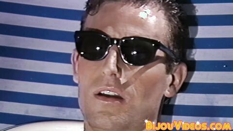 Very buffed Brian Summers gets wet and wild while jerking his white cock