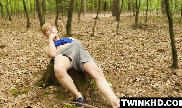 Young stud masturbates furiously in the open wilderness