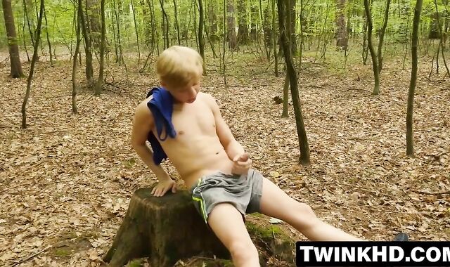 Young stud masturbates furiously in the open wilderness