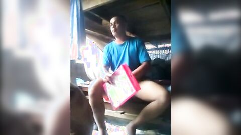 Exibicionista gay mostra o pau em barco