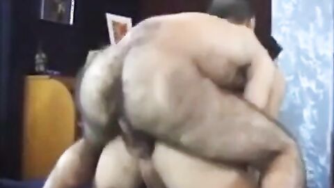 Peludo Coroa Comendo Novinho - Bareback Amateur