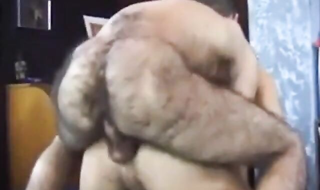 Peludo Coroa Comendo Novinho - Bareback Amateur