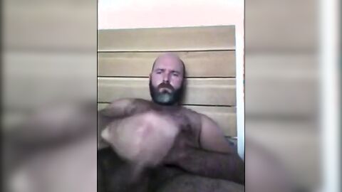 Osito se pajea solo en casa