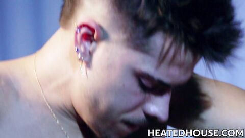 Petite hung Evan Knoxx gives Des Irez the best raw ride of his life