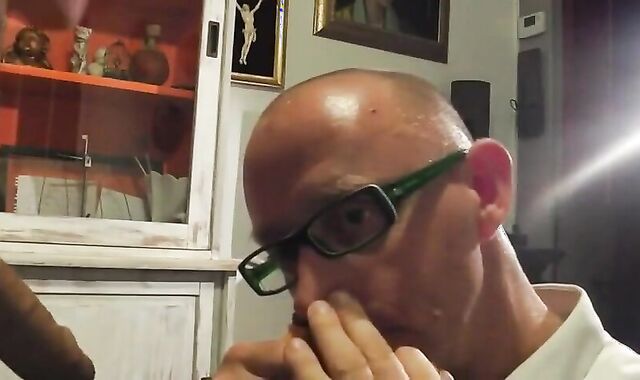 Saugender Nachbar: Amateur-Blowjob von einem Muskelprotz