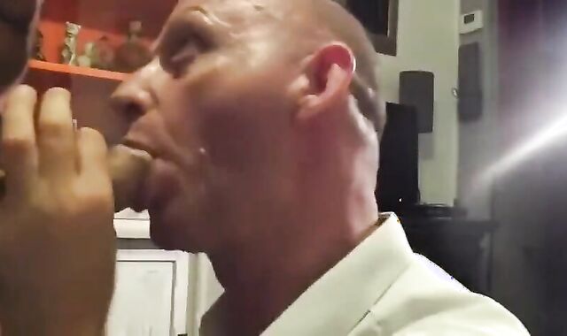 Saugender Nachbar: Amateur-Blowjob von einem Muskelprotz