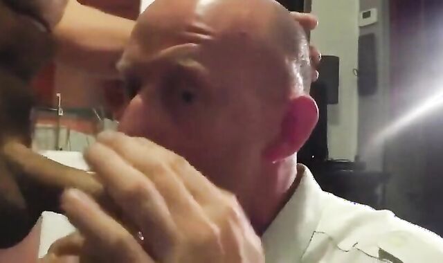 Saugender Nachbar: Amateur-Blowjob von einem Muskelprotz