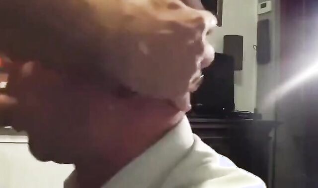 Saugender Nachbar: Amateur-Blowjob von einem Muskelprotz