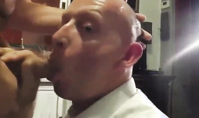Saugender Nachbar: Amateur-Blowjob von einem Muskelprotz