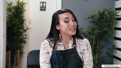 Shemale Kasey Kei analed by delivery guy