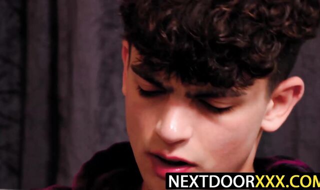 NextDoorXXX.com - Zayne Bright jerks off for Kyle Wyncrest's ramming