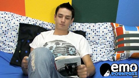 Anal loving twinks Dean Hollad and Nathan Stratus get it on