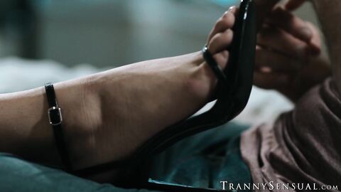 TS Daisy Taylor catches stepdad Pierce Paris jerking then fucks him