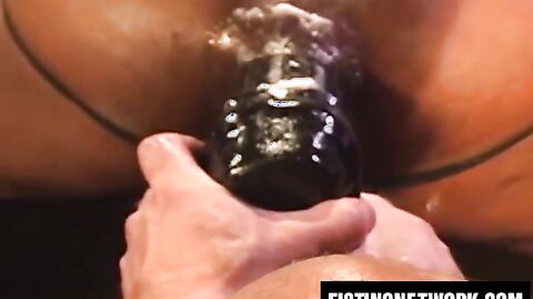 Stud Tom Vacarro fucks Aaron Tanner with toys in threesome