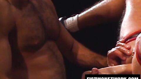 Bottom Aaron Tanner gets sweaty round robin fisting threesome