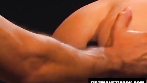 Bottom Aaron Tanner gets sweaty round robin fisting threesome