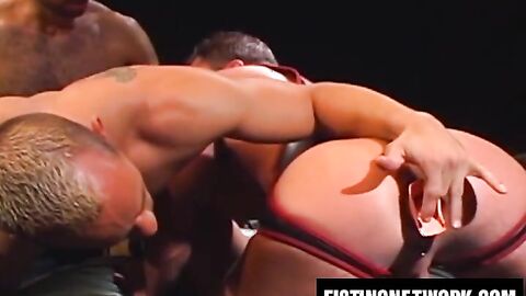 Bottom Aaron Tanner gets sweaty round robin fisting threesome