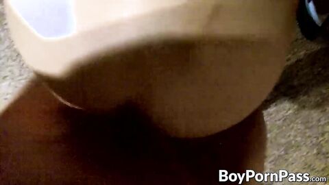 Horny dude gets his boyfriend horny and takes a dick