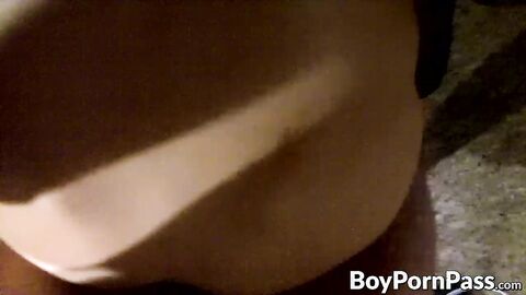 Horny dude gets his boyfriend horny and takes a dick