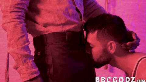 Ebony hunk seduces a guy into interracial bareback