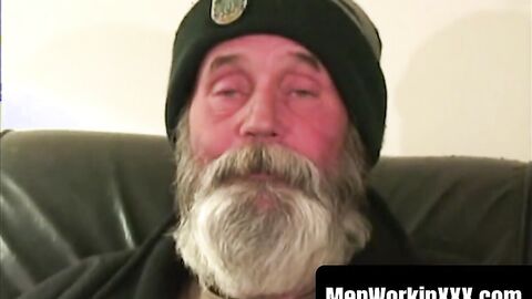 MenWorkinXXX.com - Hobo amateur grandpa jerking himself off with his huge beard inten