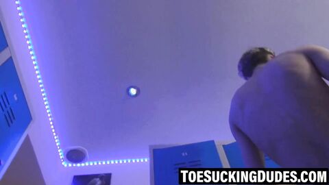 Toe sucking twink jerks his thick dick in locker room glory