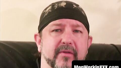 MenWorkinXXX.com - With leather belt around his waist this old gay guy wanks vigorous