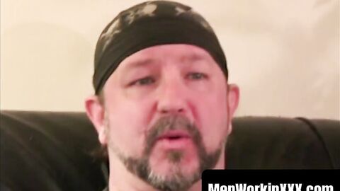 MenWorkinXXX.com - With leather belt around his waist this old gay guy wanks vigorous